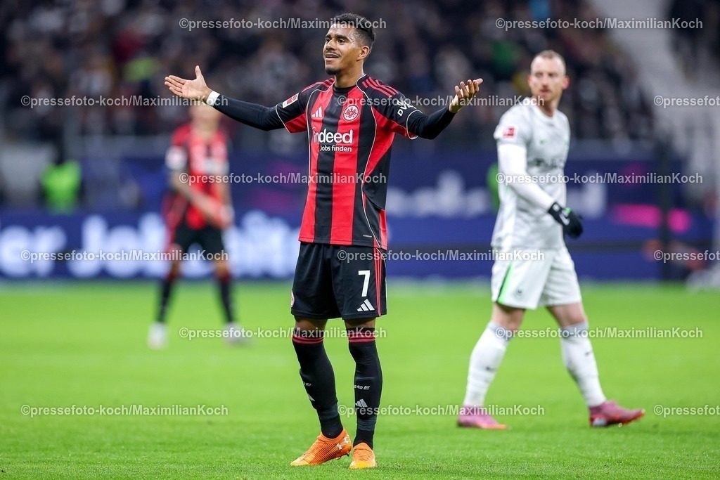 SGE30112501061 | 30.11.2025, Fußball, Eintracht Frankfurt - VfL Wolfsburg, 1. Fußball Bundesliga, 12. Spieltag, Deutsche-Bank-Park (Frankfurt am Main), Saison 2025 2026: Fares Chaïbi&nbsp;(Eintracht Frankfurt #08) gestikulierend auf dem Spielfeld DFB Regulations prohibit any use of photographs as image sequences and or quasi-video.