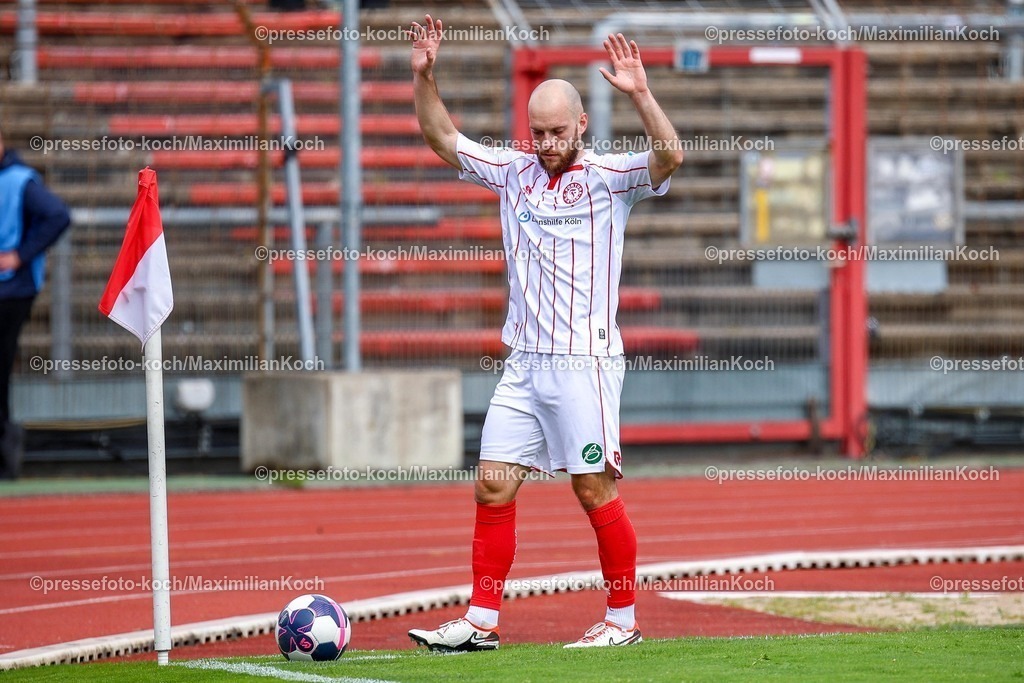 xsefx12042601014 | 12.04.2026, xsefx, Fußball, Regionalliga West, SC Fortuna Köln - FC Schalke 04 II (U23), 29. Spieltag, Südstadion Köln, Saison 2025 2026: Adrian Stanilewicz mit Handzeichen an der Fahne zur Ecke. DFB regulations prohibit any use of photographs as image sequences and or quasi-video. Photo: xSabinexEffgenxPressefotoKochx