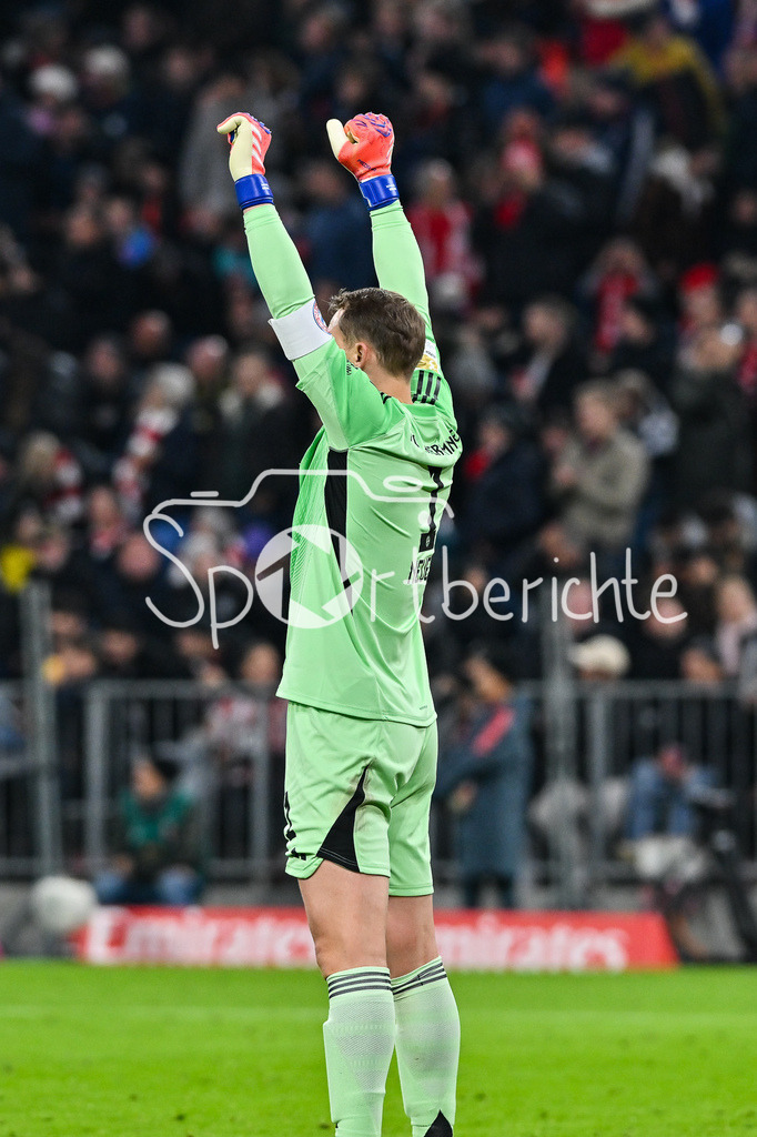 FC Bayern München - Borussia Dortmund | MUNICH, GERMANY - Manuel NEUER (FC Bayern Munich 1) celebrating the goal makes 2-0 Michael OLISE (FC Bayern Munich 17) during the bundesliga match between FC Bayern Munich vs. Borussia Dortmund on matchday 7 at Allianz Arena on October 18, 2025 in Munich, Germany / DFL REGULATIONS PROHIBIT ANY USE OF PHOTOGRAPHS AS IMAGE SEQUENCES AND/OR QUASI-VIDEO