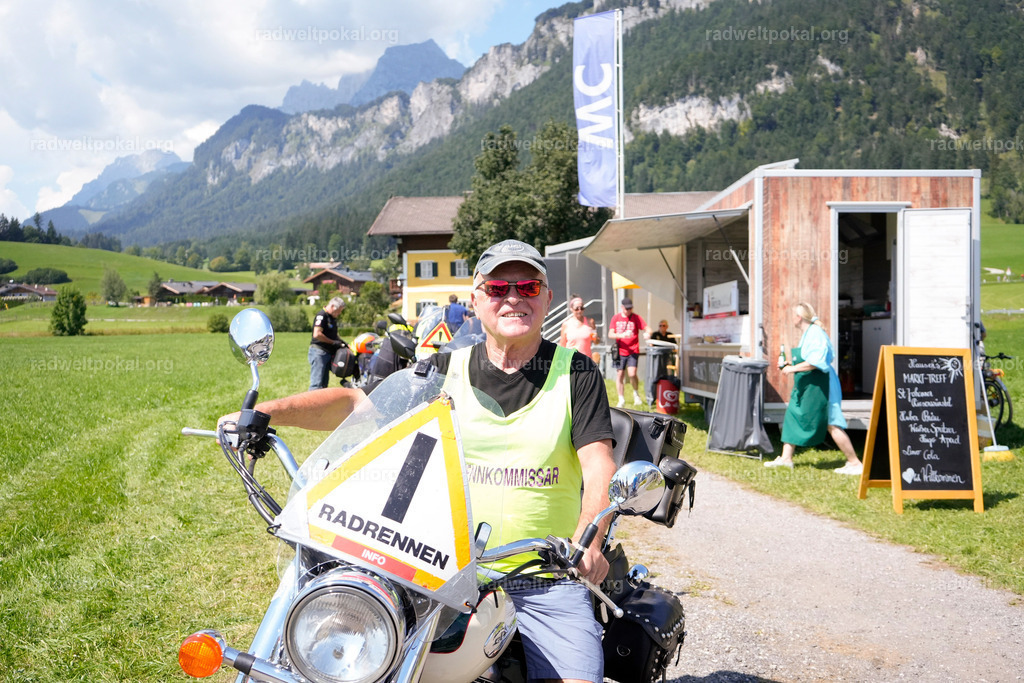 74_20230817_Bewerb_Maenner_Muehlanger | AUT - OESTERREICH, 2023-08-16: SPORT RENNRAD-FAHREN - 55. INTERNATIONALER RADWELTPOKAL IN ST. JOHANN IN TIROL  - Vintage-Radrennen mit WM-Bronze-Medaillen-Siegerin Christina Schweinberger, den Teilnehmer und Alexander Baumann (vom Orginastions-Team) - TAG 2 BEWERB MAENNER IN SECHS GRUPPEN  ; Foto: Roland Muehlanger