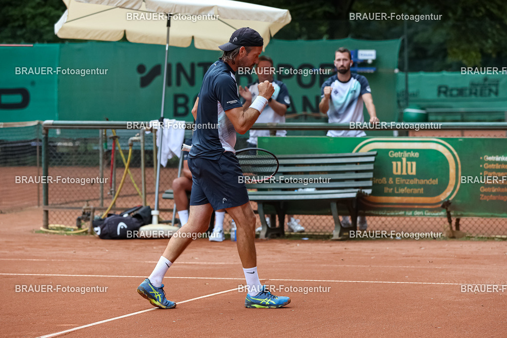 HTC Blau-Weiß Krefeld - LTTC Rot-Weiß Berlin  | Krefeld, Deutschland 21.07.2023, Gero Kretschmer (HTC Blau-Weiß Krefeld) gegen Nino Ehrenschneider (LTTC Rot-Weiss Berlin) ,

bei der 2. Tennis Bundesliga Nord Begegnung zwischen HTC Blau-Weiß Krefeld und LTTC Rot-Weiß Berlin am 21.07.2023 in Krefeld.

(Foto: BRAUER-Fotoagentur)
 
