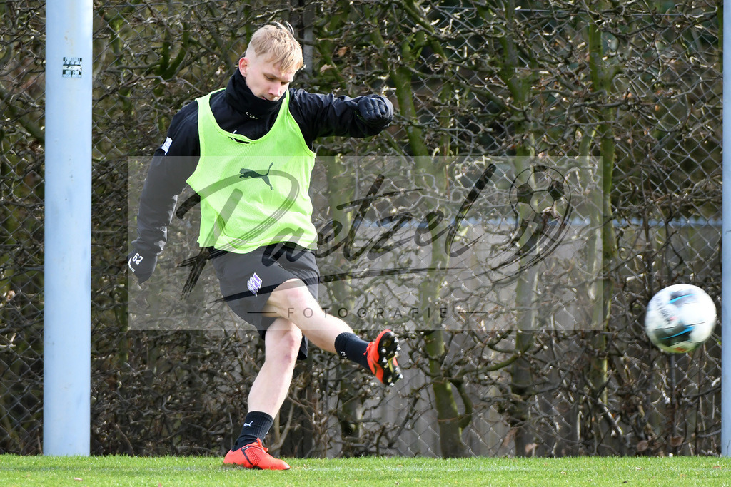 20200221_TRAOSN_0006 | Fussball, Herren: Bryan Henning (VfL Osnabrueck) in Aktion, am Ball, Einzelaktion waehrend der Trainingseinheit des VfL Osnabrueck im Sportpark Illoshoehe am 21.02.2020 in Osnabrueck, Deutschland. - Realisiert mit Pictrs.com