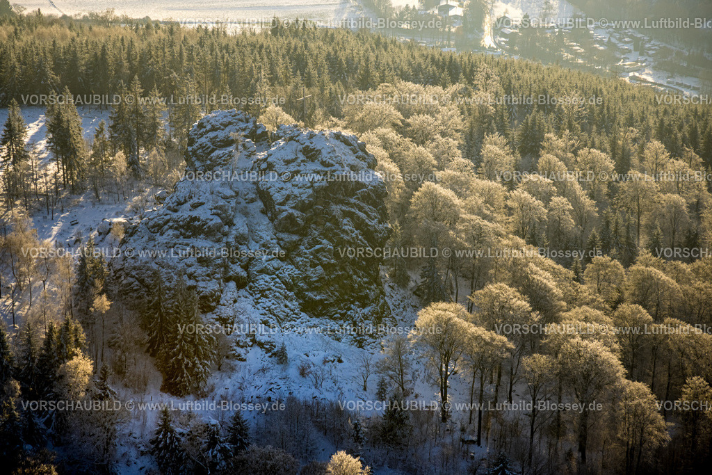 Olsberg231200839BruchhauserSteine | Luftbild, Bruchhauser Steine mit dem Feldstein und Gipfelkreuz, Sehenswürdigkeit in Winterlandschaft, Bruchhausen, Olsberg, Sauerland, Nordrhein-Westfalen, Deutschland