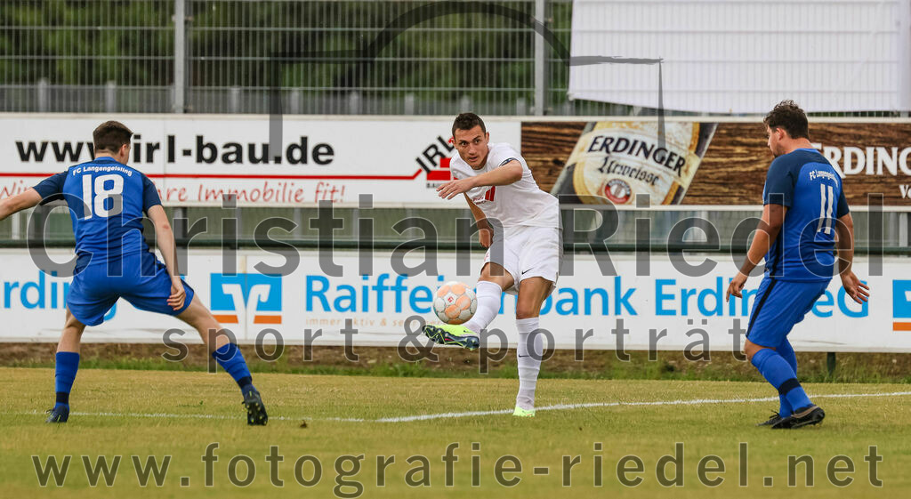 2023-06-30_023_FC_Langengeisling_gegen_VfB_Forstinning | Erding, Deutschland, 30.06.2023:
Fußball, Bezirksliga Oberbayern Ost 2023 / 2024, Testspiel, FC Langengeisling gegen VfB Forstinning, Endergebnis: 3:0

Paul Bucher (FC Langengeisling, #18), Mathias Hirt (VfB Forstinning, #4), Florian Rupprecht (FC Langengeisling, #11)

Foto: Christian Riedel / fotografie-riedel.net