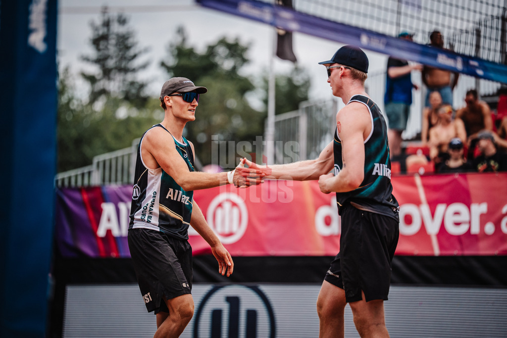 Beachvolleyball | Männer | Allianz German Beach Tour 2025 | Tourstop München | 04.07.2025 | v.l. Max Just und Philipp Huster klatschen ein