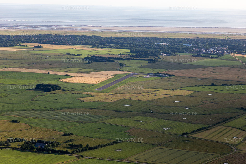 Luftbild: Flugplatz Sankt Peter-Ording in Sankt Peter-Ording im Bundesland Schleswig-Holstein in Deutschland. Foto: IMG_0007254.jpg vom 10.07.2021 durch Werner Riehm/FLY-FOTO.de