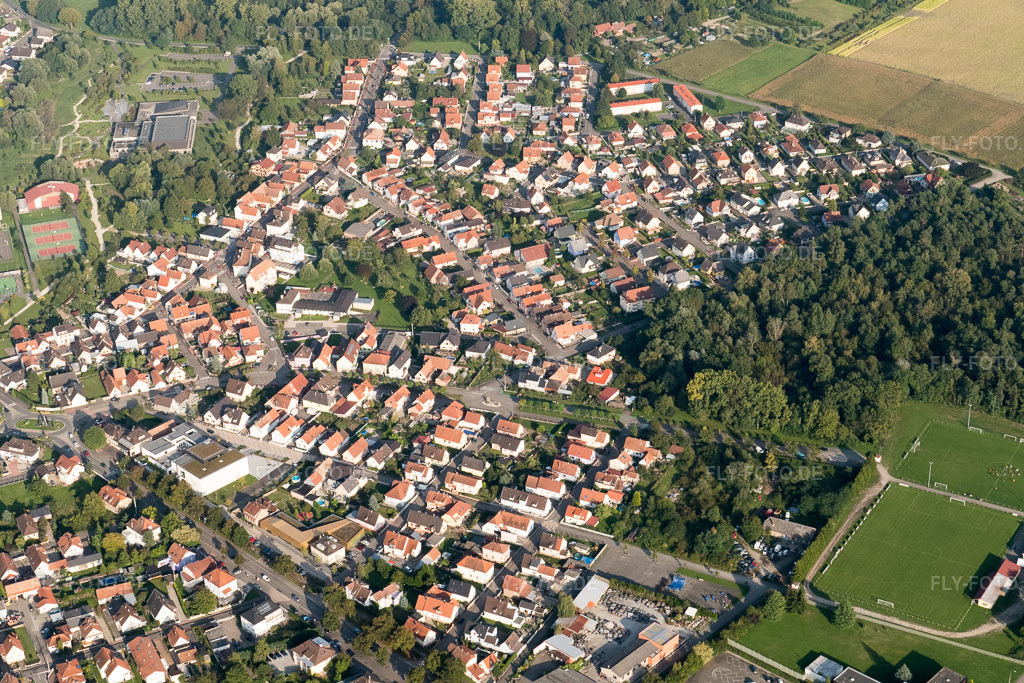 Luftbild: Ortsansicht der Straßen und Häuser der Wohngebiete in Drusenheim im Bundesland Bas-Rhin in Frankreich. Foto: P1000959.jpg vom 15.09.2014 durch Werner Riehm/FLY-FOTO.de