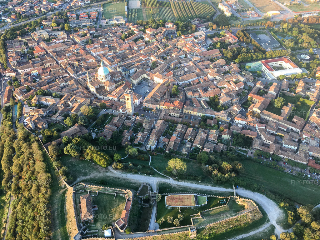 Vue aérienne: Basilique de Saint-Jean-Baptiste à Lonato del Garda dans le département Brescia, Italie. Photo: IMG-135019.jpg prise le 23/09/2022 par Werner Riehm/FLY-FOTO.euRésolution de l'original: 4032 x 3024 px
