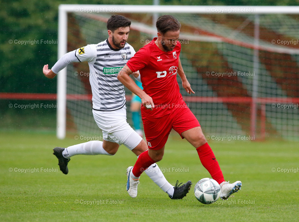 A_LUI_051024_15 | SPORT,FUSSBALL,LL .OST ASKOE OEDT 1B-UFC EFERDING 05.10.2024 IM BILD:SIMON ABRAHAM  (OEDT 1B) UND MICHAEL HOFER (EFERDING) FOTO:FOTOLUI
