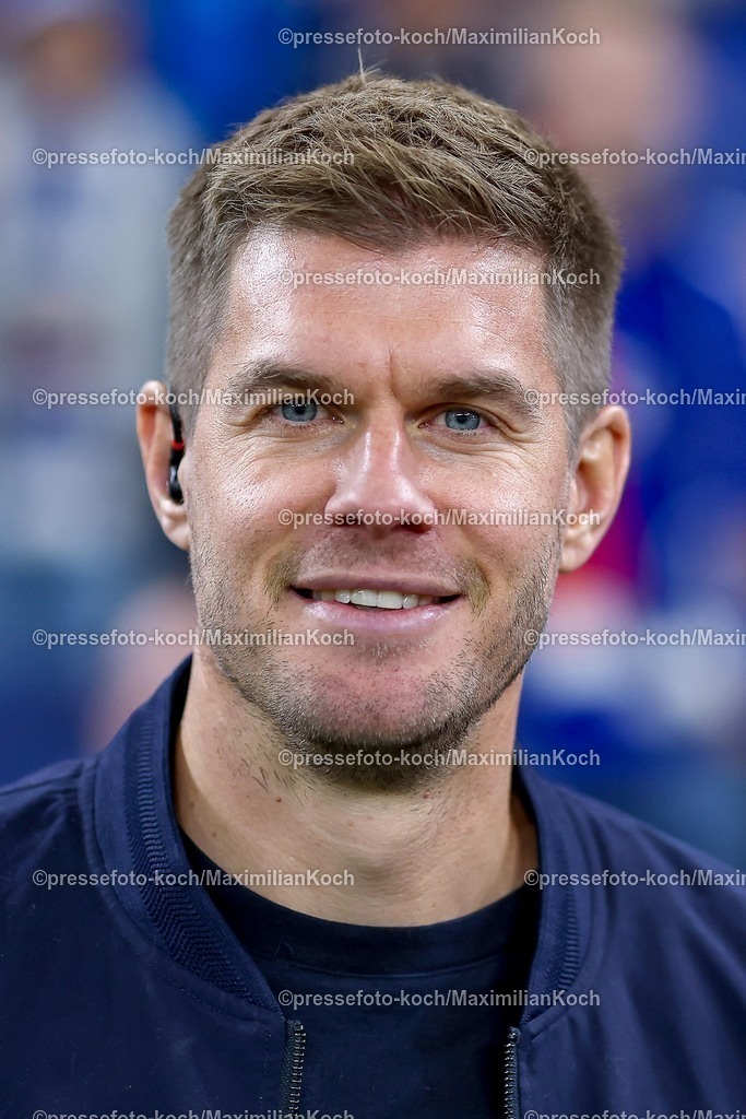 S0413092501008 | 13.09.2025, Fußball, FC Schalke 04 - Holstein Kiel, 5.Spieltag, 2. Fußball Bundesliga, Veltins-Arena Gelsenkirchen, Saison 2025 2026: Simon Terodde (Moderator und ehem. Fußballspieler)DFB regulations prohibit any use of photographs as image sequences and or quasi-video.