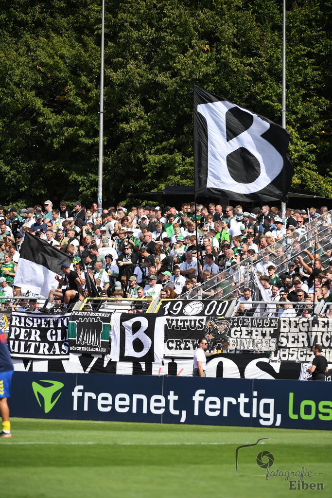 SV Atlas-Delmenhorst-Borussia Mönchengladbach | DFB-Pokal 1. Runde;SV Atlas Delmenhorst (gelb)-Borussia Mönchengladbach (schwarz) am 17.08.2025 in Oldenburg (Marschweg-Stadion), Photo: Philip Eiben 2025 - Realisiert mit Pictrs.com