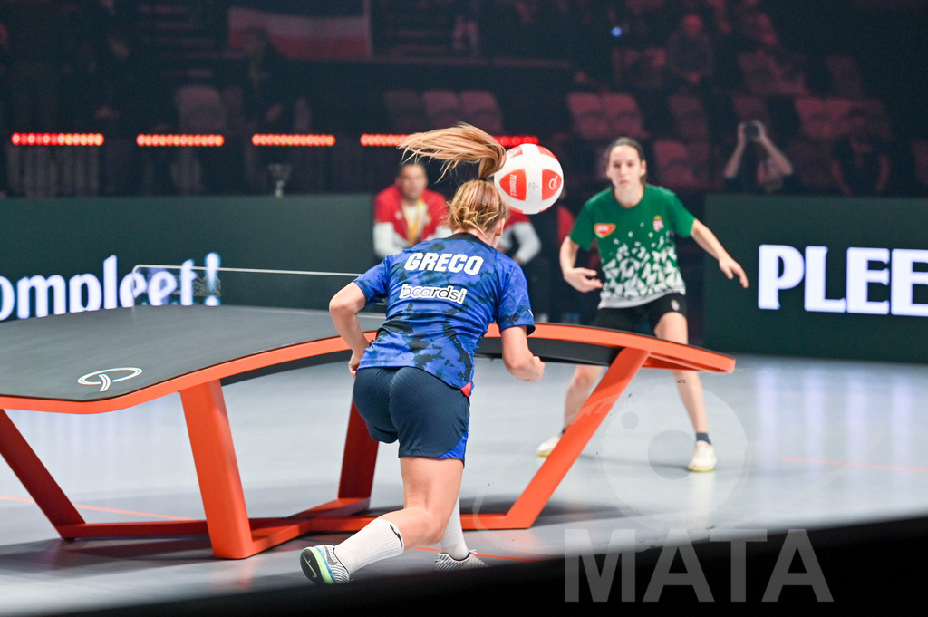 _DWI5695 | Anna Iszak vs Carolyn Greco beim Frauen- Single  Ungarn vs. USA bei der Teqball Weltmeisterschaft 2022 in der Kia Metropole Arena. Nürnberg, 27.11.2022 - Realisiert mit Pictrs.com