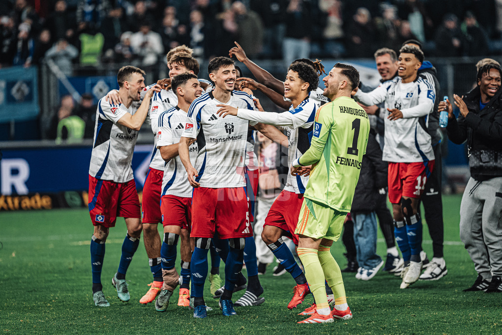 Fußball | Männer | Saison 2024/2025 | 2. Fußball-Bundesliga | 23. Spieltag | Hamburger SV vs. 1. FC Kaiserslautern | 21.02.2025 | HSV feiert den Sieg, in der Mitte Dennis Hadzikadunic (#5, HSV) und Alexander Rossing-Lelesiit (#38, HSV)