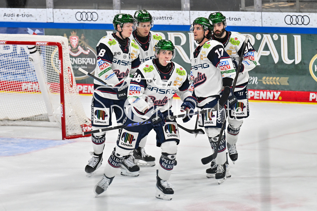 ERC Ingolstadt - Eisbären Berlin | INGOLSTADT, GERMANY - 18. DECEMBER: Jubel der Gäste nach dem Treffer zum 4-4 durch Yannick VEILLEUX (Eisbären Berlin 38) / Tor / Torschuetze / Freude / Happy während dem Match zwischen dem ERC Ingolstadt und den Eisbären Berlin am 29. Spieltag der Penny DEL in der Saturn Arena
