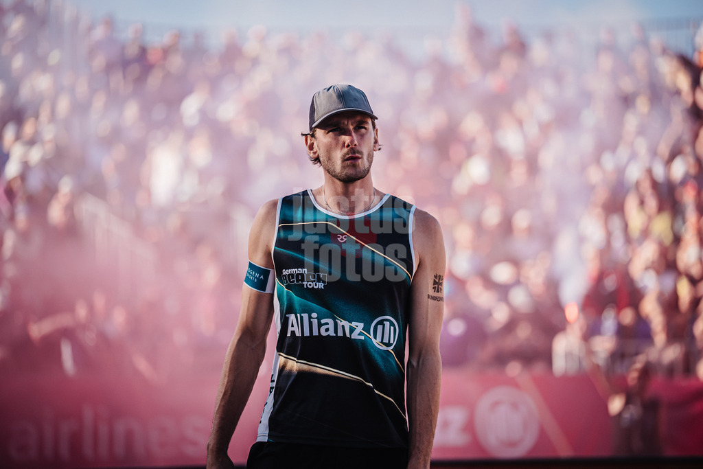 Beachvolleyball | Männer | Finale | Deutsche Meisterschaften 2025 Timmendorfer Strand | 07.09.2025 | Paul Henning läuft in die Arena ein
