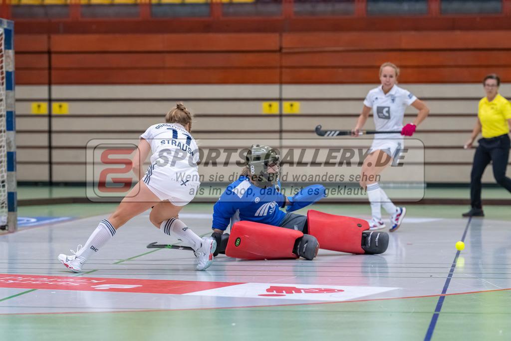 HK_20221126_101674 | 1. Bundesliga ( Halle ) Damen Crefelder HTC - Düsseldorfer HC am 27.11.2022 Crefelder HTC, Krefeld , Sara Strauss ( Düsseldorfer HC #11 ) , Gillessen Jana ( Torfrau Crefelder HTC #2 )