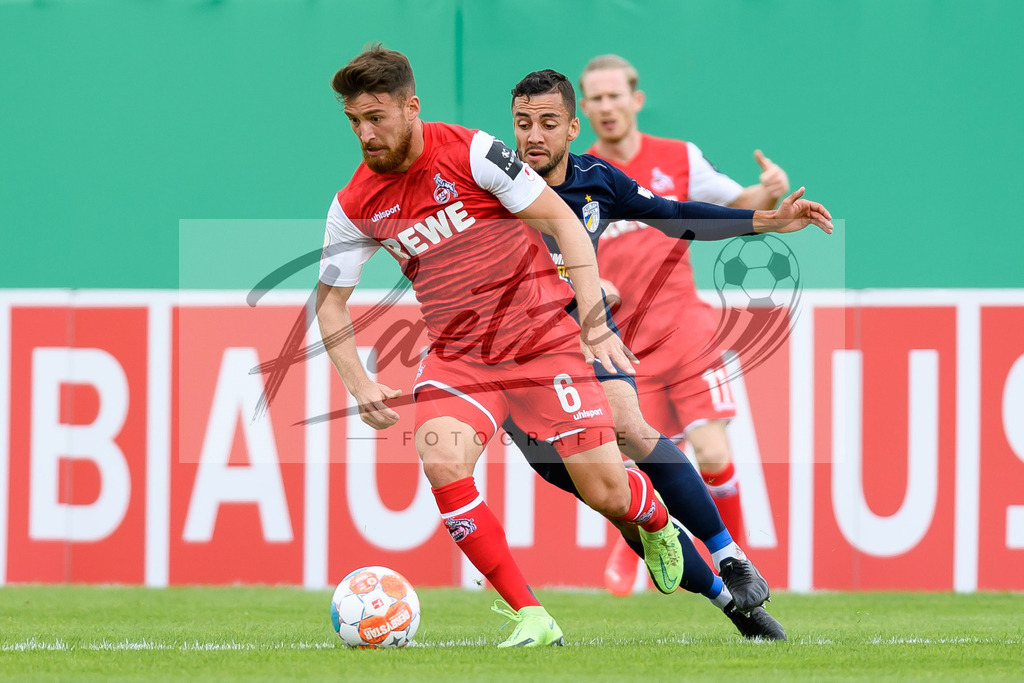 JENKOE20210808_130 | Fussball, Herren: Salih Oezcan (1. FC Koeln) in Aktion, am Ball, Einzelaktion beim Spiel der 1. Runde im DFB-Pokal zwischen FC Carl Zeiss Jena und 1. FC Koeln im Ernst-Abbe-Sportfeld am 08.08.2021 in Jena, Deutschland.DFB / DFL REGULATIONS PROHIBIT ANY USE OF PHOTOGRAPHS AS IMAGE SEQUENCES AND/OR QUASI-VIDEO. - Realisiert mit Pictrs.com