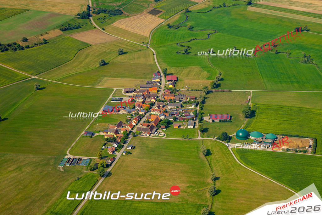 Das Luftbild zeigt : Meuchlein Colmberg - Die Luftaufnahme wurde 2024 vom UL-Flugzeug aus erstellt ( keine Drohne ) - Hochauflösende Luftaufnahme - Für grossformatige Ausdrucke geeignet. Die Geschenkidee !Mit Lizenz und Bildrechte bestellbar