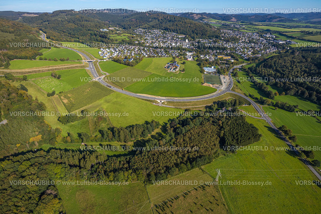 Schmallenberg230910684BadFredeburg | Luftbild, Baustelle und Neubau der Umgehungsstraße L776n Richtung Gellinghausen, SauerlandBad und Sportplatz, Fredeburg, Schmallenberg, Sauerland, Nordrhein-Westfalen, Deutschland