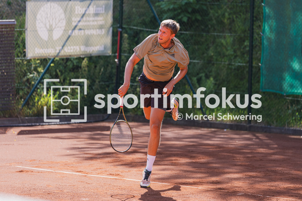 Wuppertaler Tennis-Stadtmeisterschaften | Jonas Poswiat (Solinger TC 1902) beim Aufschlag. Herren-Finale der Wuppertaler Tennis-Stadtmeisterschaften, Wuppertal, 09.08.2026. - Realisiert mit Pictrs.com