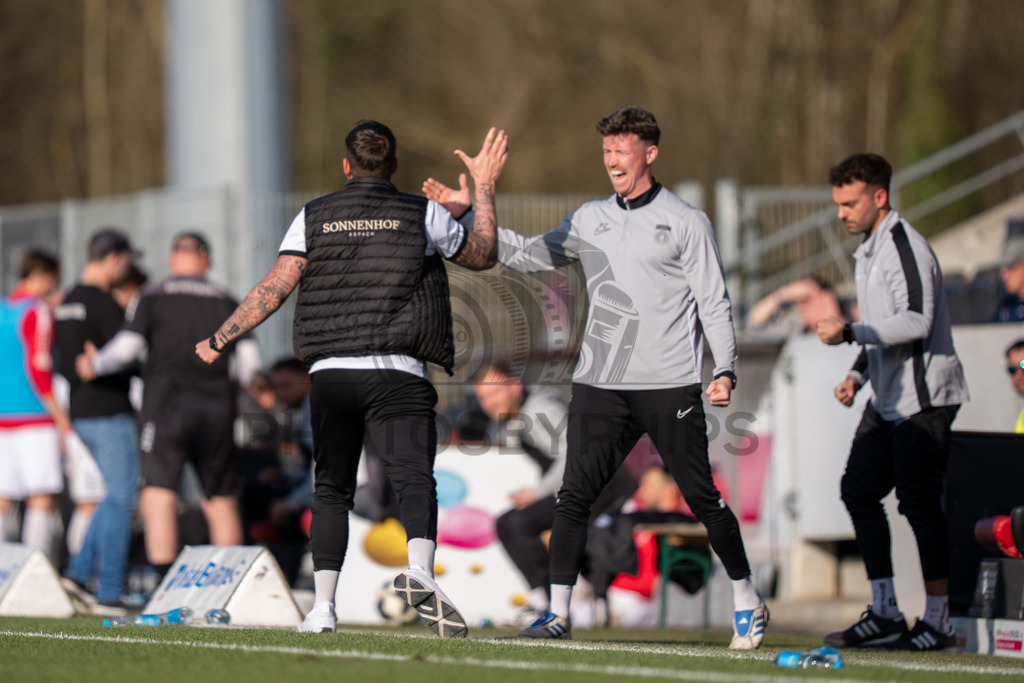 SG Sonnenhof Großaspach vs. KSV Hessen Kassel, Fussball, Regionalliga Südwest, 23. Spieltag, Saison 2025/2026, 07.03.2026 | Pascal Reinhardt (Trainer SG Sonnenhof Großaspach) und Patrick Ziegler (Co-Trainer SG Sonnenhof Großaspach),SG Sonnenhof Großaspach vs. KSV Hessen Kassel, Fussball, Regionalliga Südwest, 23. Spieltag, Saison 2025/2026, 07.03.2026Foto: photosbyphips/Philip Ziegler