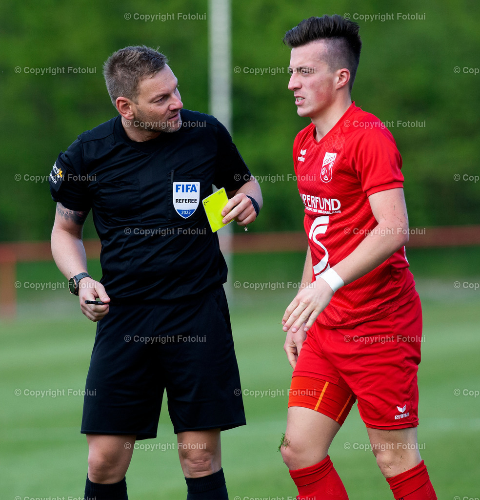 A_LUI_30042022_18 | SPORT,FUSSBALL,LT1 OOE LIGA ASKOE OEDT-DONAU LINZ 30.04..2022 IM BILD:  FIFA SCHIRI MANUEL SCHUETTENGRUBER  IM GESPRAECH MIT DEM GEFOULTEN LUKAS PAULIK (OEDT)FOTO:FOTOLUI