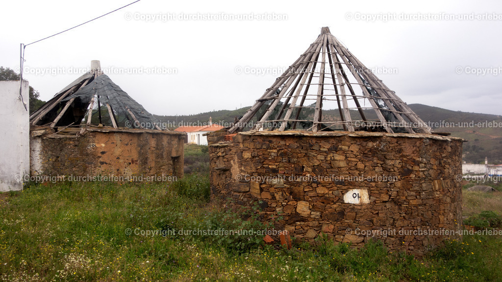 Historisches Rundhaus - palheiro - im Bergdorf Mealha, Serra do Caldeirão, Algarve | Historisches Rundhaus - palheiro - im Bergdorf Mealha, Serra do Caldeirão, Algarve - Realisiert mit Pictrs.com