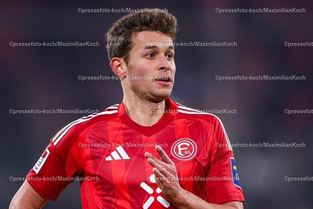 Due17012502135 | 17.01.2025, Fußball, Fortuna Düsseldorf - SV Darmstadt 98, 2.. Fußball Bundesliga, 18. Spieltag, Merkur Spiel-Arena, Saison 2024 2025: Tim Oberdorf (Fortuna Düsseldorf #15)DFB regulations prohibit any use of photographs as image sequences and or quasi-video.