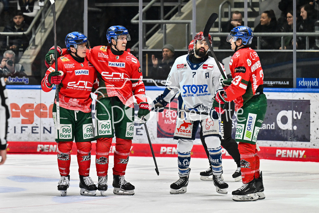 Augsburger Panther - Schwenninger Wild Wings | AUGSBURG, DEUTSCHLAND - 2. NOVEMBER: Jubel der Panther nach dem Treffer zum 1-1 durch Enrico HENRIQUEZ (Augsburger Panther 52), Tor / Torschuetze / Freude / Happy beim Ligaspiel zwischen den Augsburger Panthern und den Schwenninger Wild Wings am 17. Spieltag der Penny DEL im Curt Frenzel Stadion am 02.11.2025