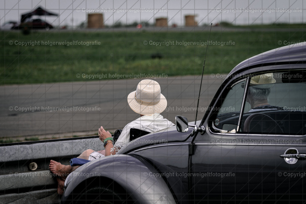 Viewers | Foto vom 3. Classic Motor Weekend 18. - 20. August 2023 auf dem Flugplatz in Obermehler - Realisiert mit Pictrs.com