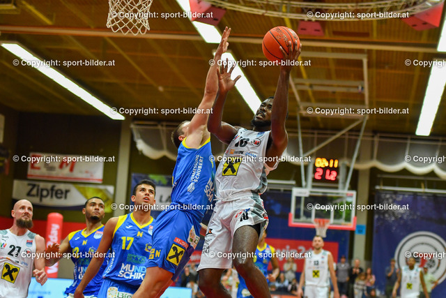 AUT, BSL, Basketball Flyers Wels vs SKN St.Poelten | 22.10.2022, Raiffeisen Arena Wels, AUT, BSL, Flyers Wels vs SKN St.Poelten, im Bild Austen Awosika (Flyers) vs Felix Angerbauer (St.Poelten)


// BSL, Basketball Super League Match between Raiffeisen Flyers Wels and SKN St.Poelten in Wels, Austria on 2022/10/22