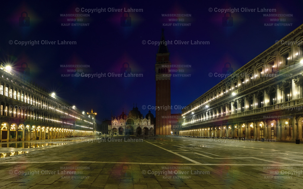 Der Markusplatz bei Nacht | Der beleuchtete Markusplatz bei Nacht und der Campanile ragt in den Nachthimmel, in dem die Dämmerung zu sehen ist.