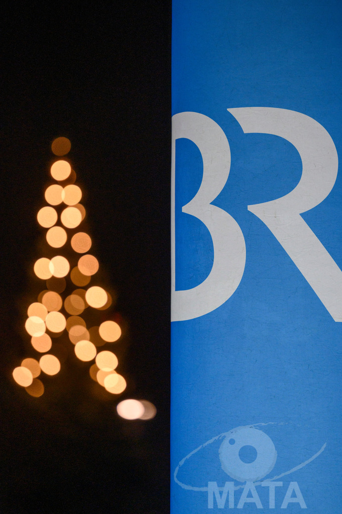 _DWI5922 | BR Symbol und belichtete Tannenbaum  bei '30 Jahre Sternstunden-Gala 2023' in der Frankenhalle. Nürnberg, 15.12.2023 - Realisiert mit Pictrs.com