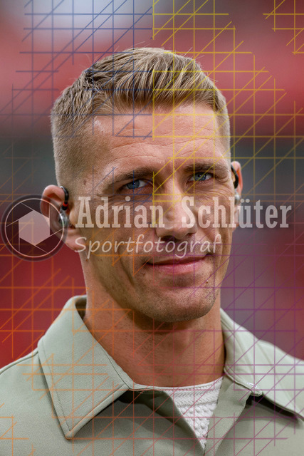 Bayer 04 Leverkusen vs Borussia Mönchengladbach - Bundesliga  | Leverkusen, Deutschland, 21.09.25:   Experte Nils Petersen schaut waehrend des Spiels der Bundesliga zwischen  Bayer 04 Leverkusen vs Borussia Mönchengladbach in der BayArena(Foto von Brauer-Fotoagentur / Adrian Schlueter)