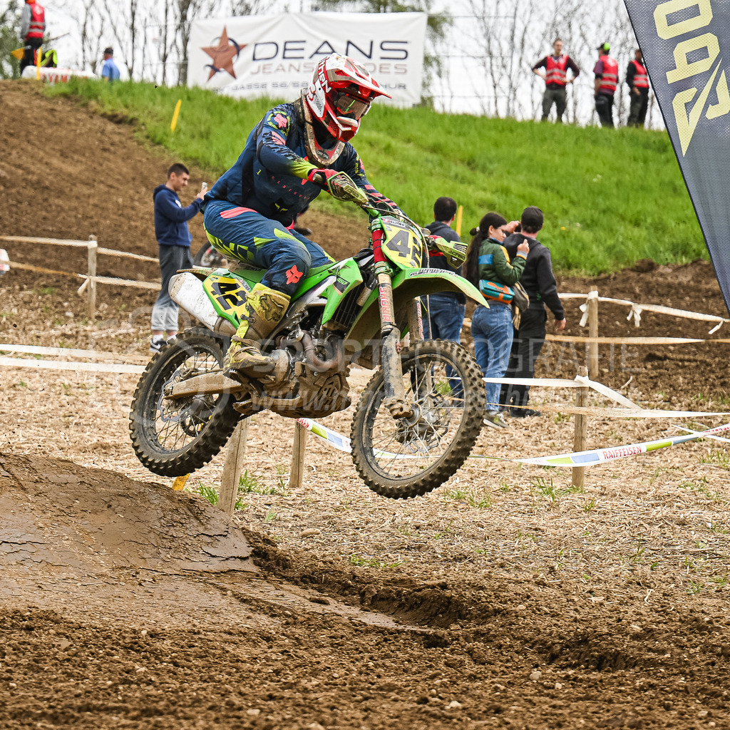 Motocross Schlatt bei Winterthur - 30. April 2023 | #42 Elmer Lukas aus Zuerich (CH) auf Kawasaki in der Kategorie ProRace Serie am Motocross Schlatt bei Winterthur, 30. April 2023. 
Instagram: @mx_schlatt | @mc_wila | @sam_schweiz
Bild: Sportfotografie Markus Aeschimann | www.markus-aeschimann.ch - Realisiert mit Pictrs.com