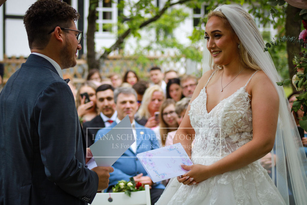 Hochzeit Sven _ Evi 08.07.22 Freie Trauung-24 | lanaschraderfotografie - Realisiert mit Pictrs.com