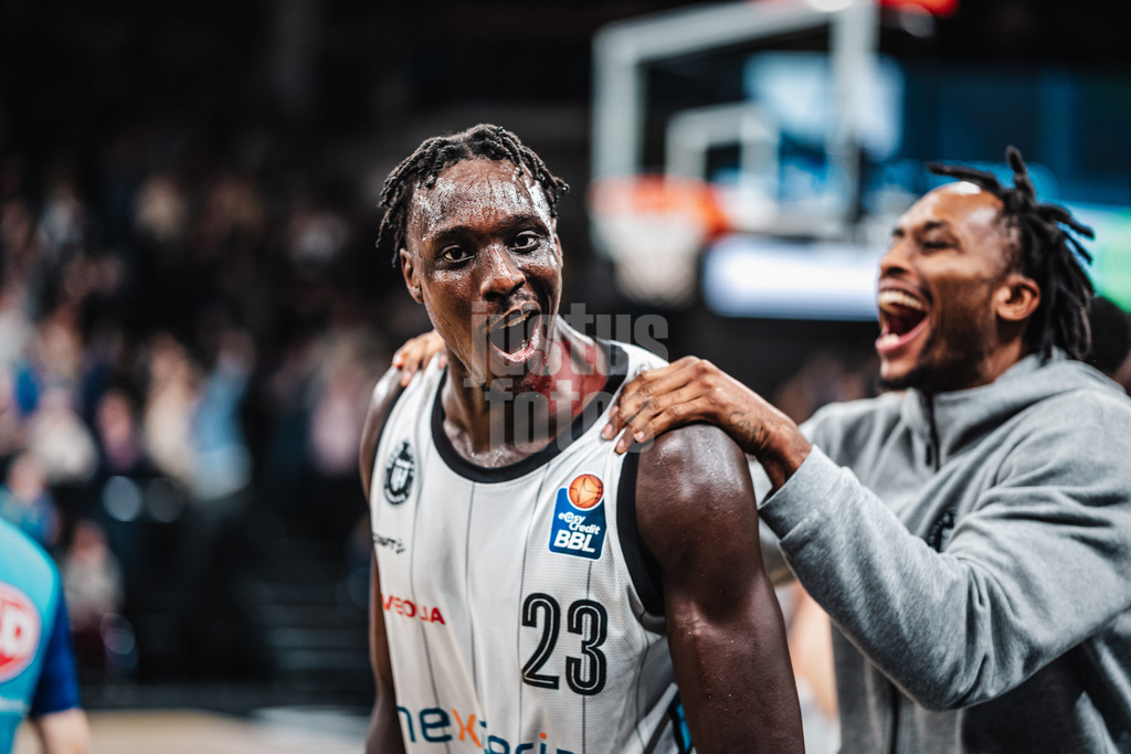 Basketball | Männer | Saison 2024/2025 | easyCredit Basketball Bundesliga | 18. Spieltag | Veolia Towers Hamburg vs. FIT/One Würzburg Baskets | 26.01.2025 | v.l. Kur Kuath (#23, Veolia Towers Hamburg) und Camron Reece (#14, Veolia Towers Hamburg)