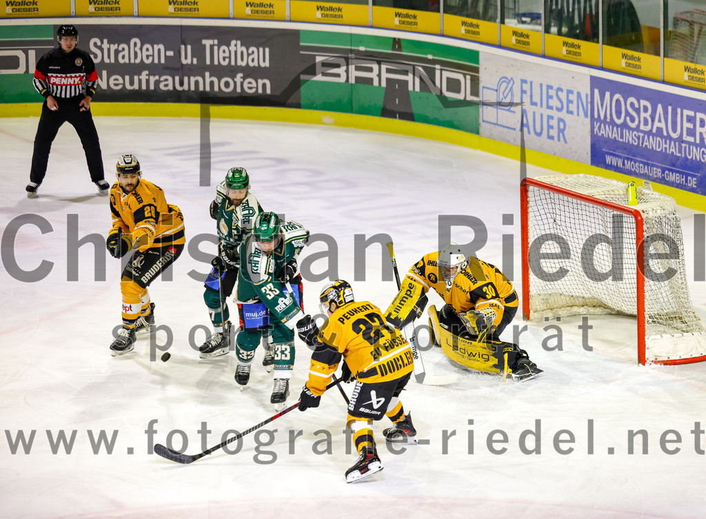 2026-02-27_061_TSV_Erding_gegen_EV_Fuessen | Erding, Deutschland, 27.02.2026:Eishockey, Oberliga Süd 2025 / 2026, 51. Spieltag, TSV Erding gegen EV Füssen, Endergebnis: 2:4Nicolas Jentsch (EV Füssen, #28), Philipp Michl (Erding Gladiators, #77), Marc Schmidpeter (Erding Gladiators, #33), Jakob Peukert (EV Füssen, #27), Torwart Timotej Pancur (EV Füssen, #30)Foto: Christian Riedel / fotografie-riedel.net