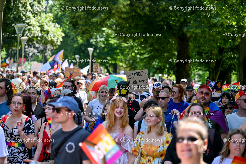 Linzpride 2024_ 06.07.2024-98 | 06.07.2024, Linz, AUT, Linzpride 2024, im Bild Teilnehmer an der Linz Pride 2024