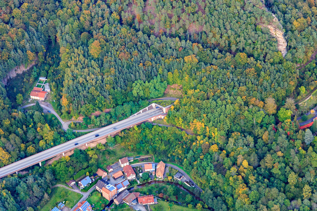 Luftbild: B10 Tunnelportal des Kostenfels-Tunnel in Rinnthal im Bundesland Rheinland-Pfalz in Deutschland. Foto: IMG_103802.jpg vom 01.10.2017 durch Werner Riehm/FLY-FOTO.de
