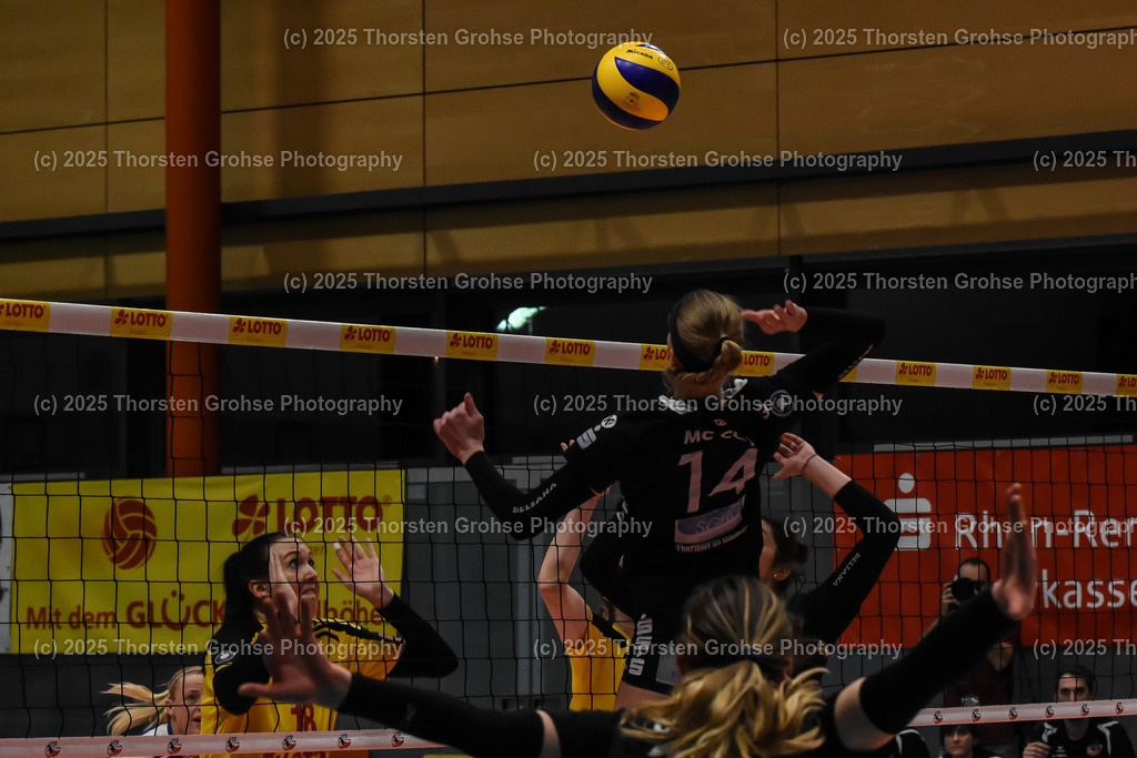 VBL VFB Suhl vs. SCHWARZ-WEISS Erfurt | (VFB Suhl) in Gelb, (Schwarz-Weiss Erfurt) in Schwarz; VBL VFB Suhl vs. SCHWARZ-WEISS Erfurt, Volleyball-Bundesliga Frauen am 17.02.2018 in der Multihalle in Meiningen, (Deutschland) - Realisiert mit Pictrs.com