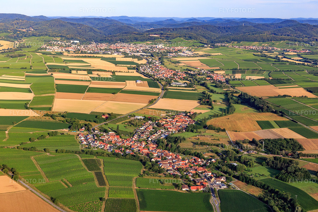 Luftbild: Ortsansicht von Osten in Oberhausen im Bundesland Rheinland-Pfalz in Deutschland. Foto: IMG_120992.jpg vom 04.07.2020 durch Werner Riehm/FLY-FOTO.de