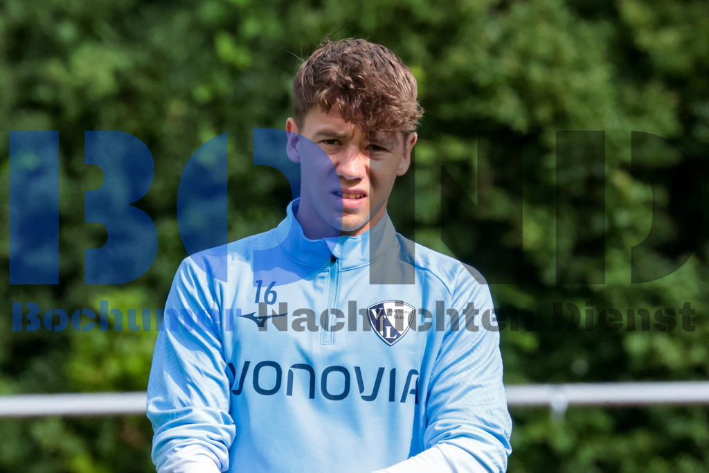 1. Fussball Bundesliga:  Trainingsauftakt VfL Bochum 1848 {date} -  | {headline}(Foto: Sebastian Sendlak / BOND)DFL regulations prohibit any use of photographs as image sequences and/or quasi-videos. - Realisiert mit Pictrs.com