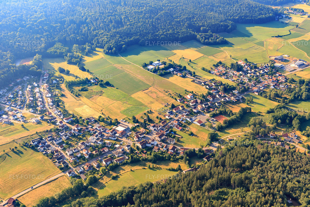 Luftbild: Ortsansicht von Westen im Ortsteil Wahlen in Grasellenbach im Bundesland Hessen in Deutschland.Foto: IMG_137026.jpg vom 24.06.2023 durch Werner Riehm/FLY-FOTO.deAuflösung des Originals: 5166 x 3444 px