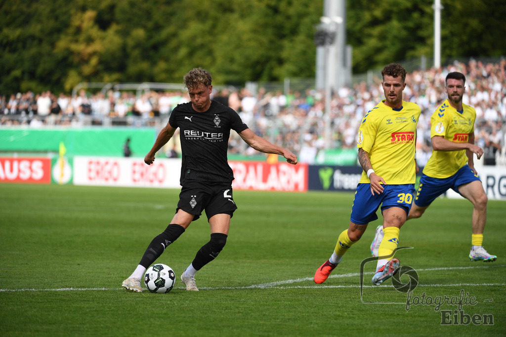 SV Atlas-Delmenhorst-Borussia Mönchengladbach | DFB-Pokal 1. Runde;SV Atlas Delmenhorst (gelb)-Borussia Mönchengladbach (schwarz) am 17.08.2025 in Oldenburg (Marschweg-Stadion), Photo: Philip Eiben 2025 - Realisiert mit Pictrs.com