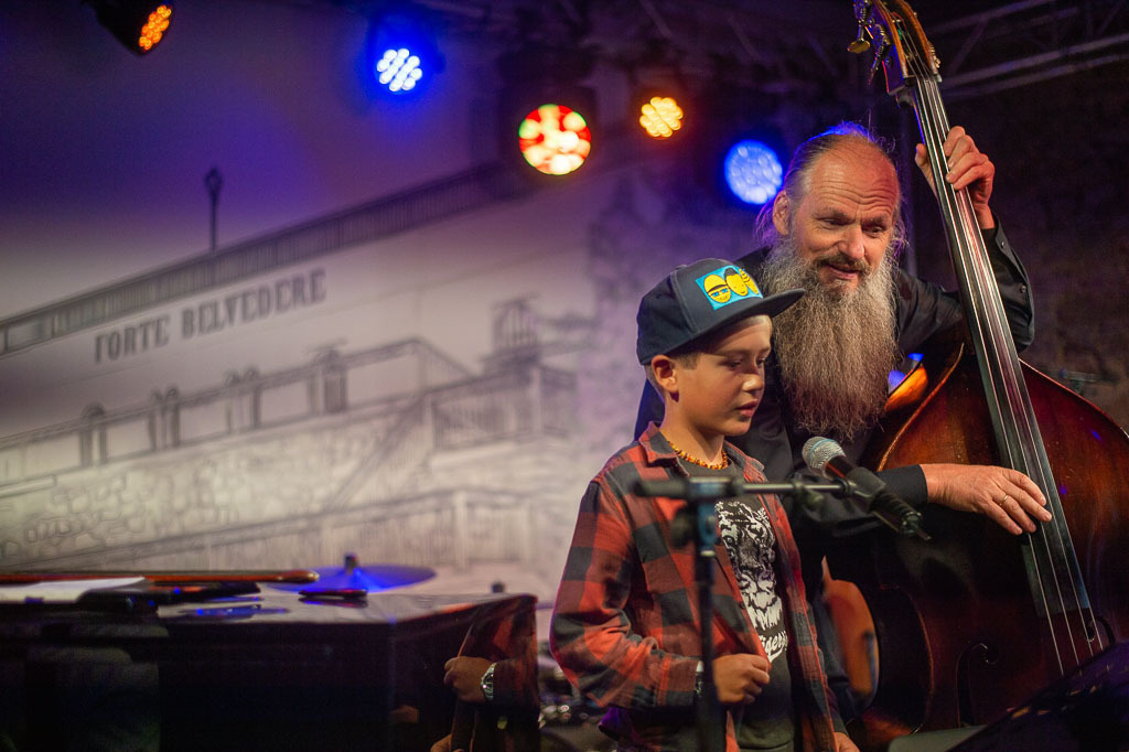 Summ Summ Salsa | Kinderkonzert Summ Summ Salsa mit Klazz Brothers & Cuba Percussion im Forte Belvedere Leisnig zum Festival Hallo Leisnig 2022. - Realisiert mit Pictrs.com