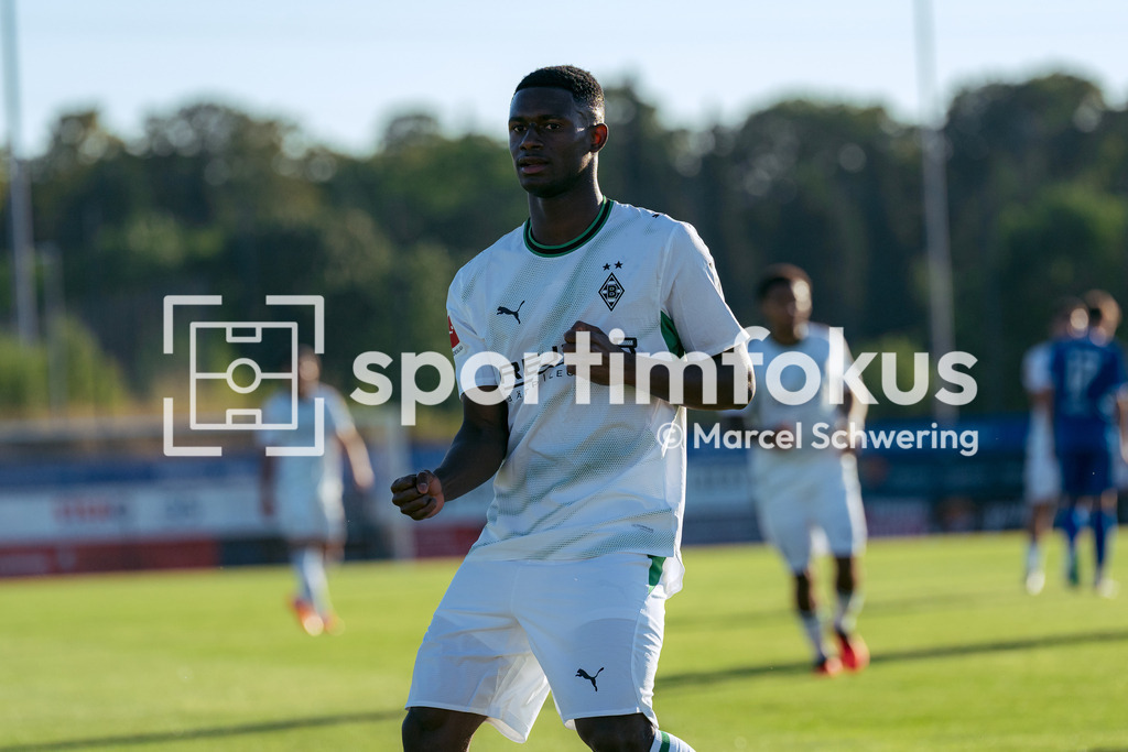 SSVg Velbert 02 – Borussia Mönchengladbach | Iaia Manco Danfa (Borussia Mönchengladbach) beim Torjubel zum 0:3. Testspiel zwischen der SSVg Velbert 02 und Borussia Mönchengladbach in Velbert, 12.08.2026. Endstand: 0:8. sportimfokus / Marcel Schwering - Realisiert mit Pictrs.com