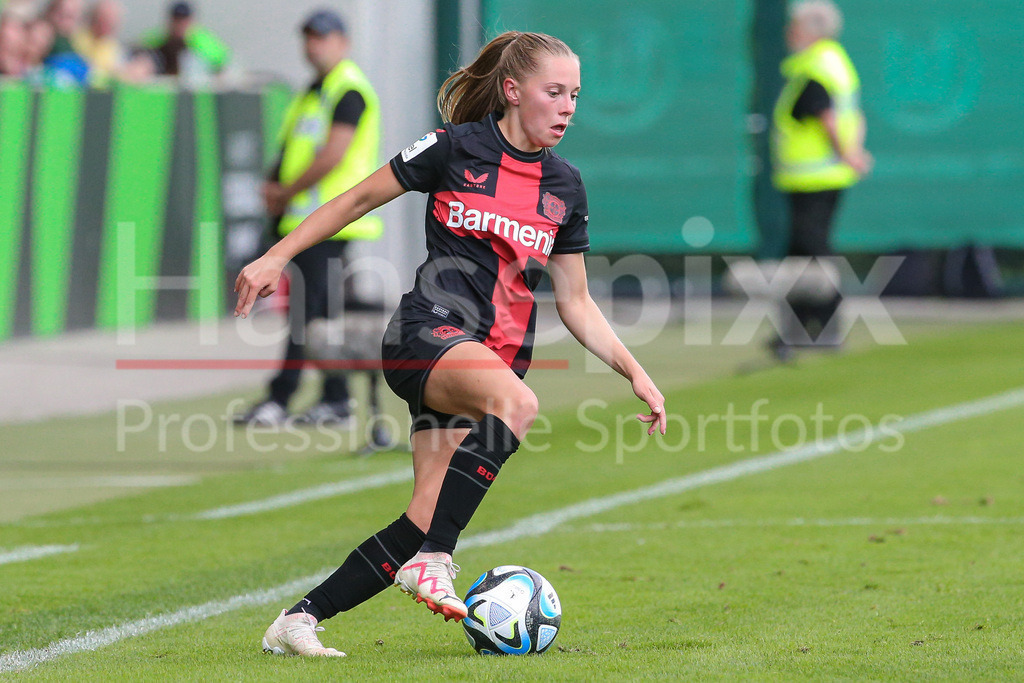 Fussball, Google Pixel Frauen-Bundesliga, VfL Wolfsburg - Bayer 04 Leverkusen | v.li.: Janou Levels (Bayer 04 Leverkusen, 5) Freisteller, Einzelbild, Ganzkörper, Aktion, Action, Spielszene, DIE DFB-RICHTLINIEN UNTERSAGEN JEGLICHE NUTZUNG VON FOTOS ALS SEQUENZBILDER UND/ODER VIDEOÄHNLICHE FOTOSTRECKEN. DFB REGULATIONS PROHIBIT ANY USE OF PHOTOGRAPHS AS IMAGE SEQUENCES AND/OR QUASI-VIDEO.