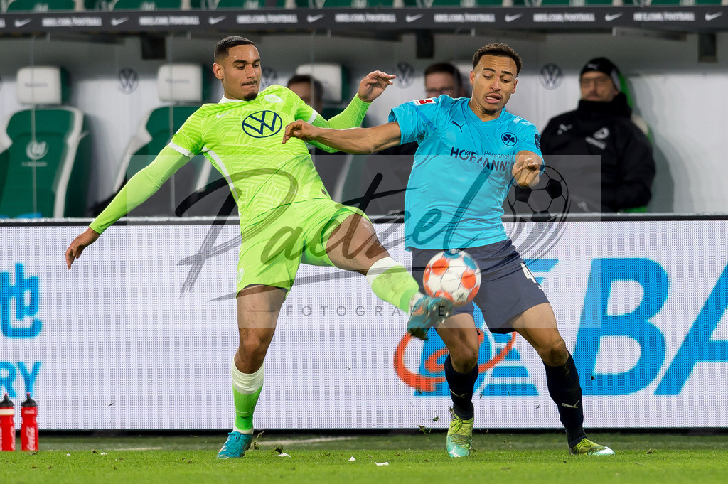 WOBFUE20220206_056 | Fussball, Herren: Maxence Lacroix (VfL Wolfsburg) und Jamie Leweling (SpVgg Greuther Fuerth) im Zweikampf bei dem Spiel der 1. Bundesliga zwischen VfL Wolfsburg und SpVgg Greuther Fuerth in der Volkswagen Arena am 06.02.2022 in Wolfsburg, Deutschland.DFB / DFL REGULATIONS PROHIBIT ANY USE OF PHOTOGRAPHS AS IMAGE SEQUENCES AND/OR QUASI-VIDEO. - Realisiert mit Pictrs.com