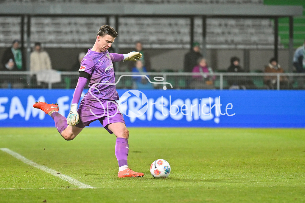 SpVgg Greuther Fürth - 1. FC Magdeburg | FUERTH, GERMANY - 06. FEBRUARY: am Ball Timo SCHLIECK (SpVgg Greuther Fürth 21) / Einzelfoto / Freisteller während dem Match zwischen der SpVgg Greuther Fürth und dem 1. FC Magdeburg am 21. Spieltag der 2. Bundesliga im Sportpark Ronhof Thomas Sommer